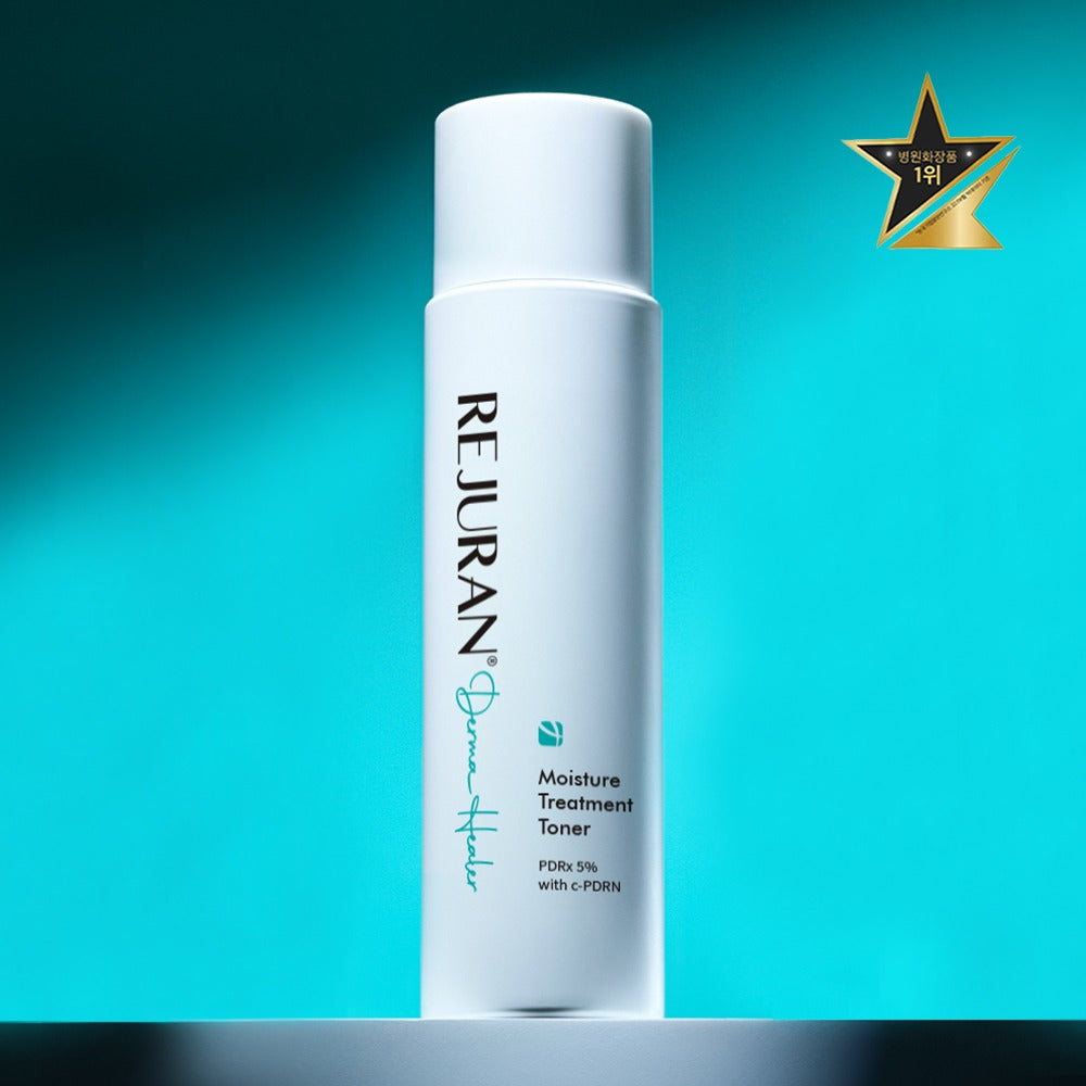 REJURAN Derma Healer Moisture Treatment Toner 150ml, bouteille blanche sur fond bleu, marque REJURAN, contexte produit.