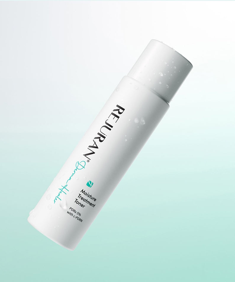 REJURAN Derma Healer Moisture Treatment Toner 150ml de la marque REJURAN, flacon blanc sur fond bleu clair.