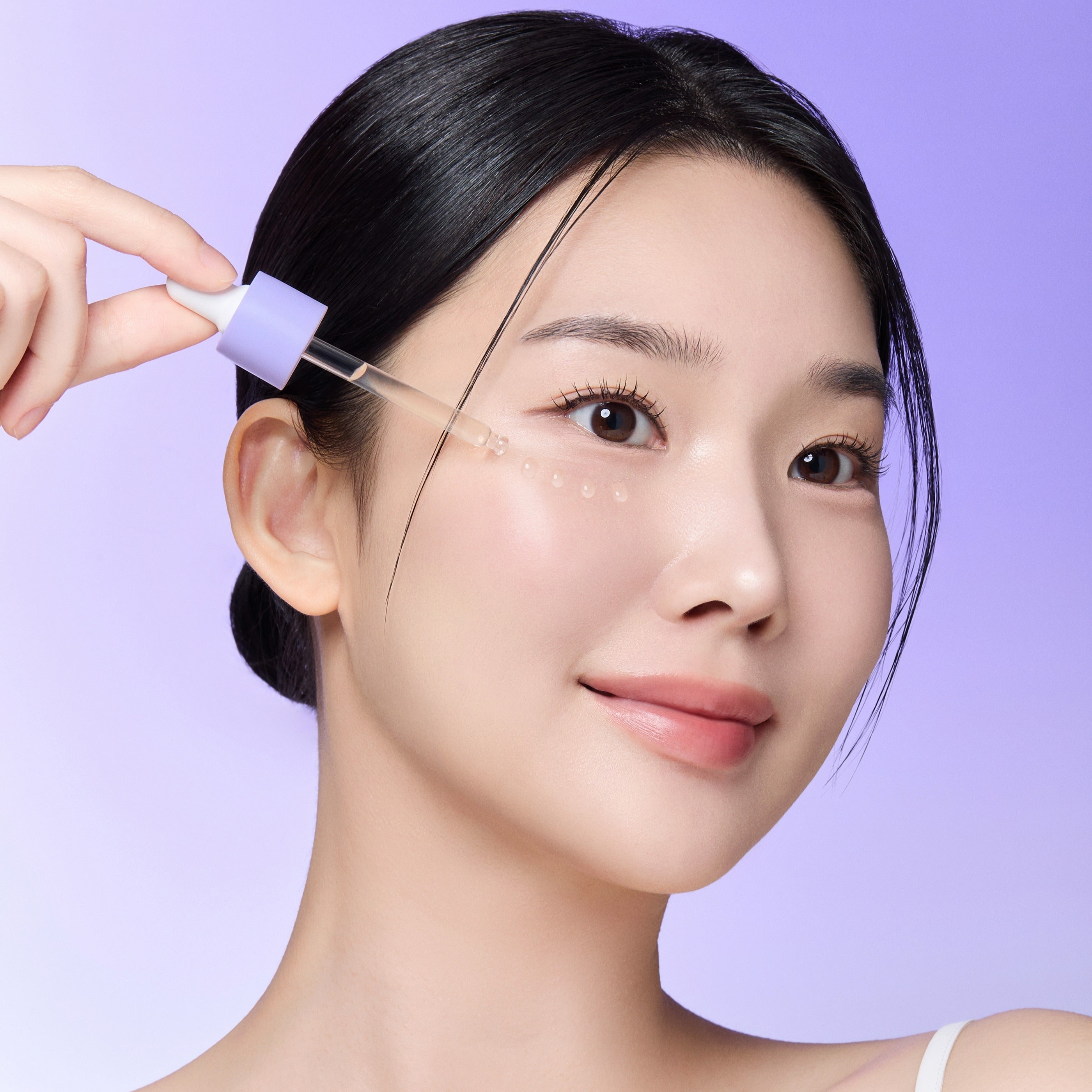 REJURAN Derma Healer Pore Tightening Ampoule 30ml, image femme avec ampoule appliquée pour pores resserrés, fond violet