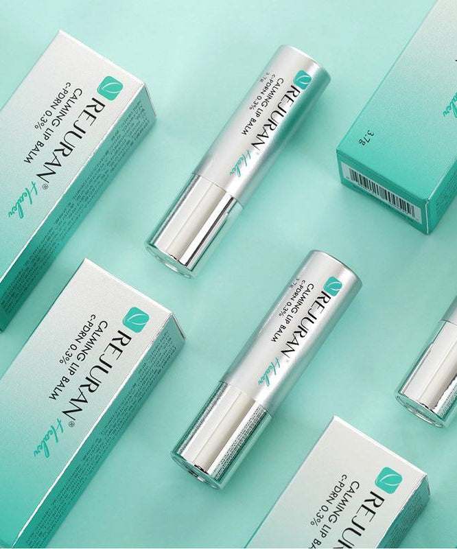 REJURAN Healer Calming Lip Balm 3.7g sur fond turquoise, hydratation et soin des lèvres.