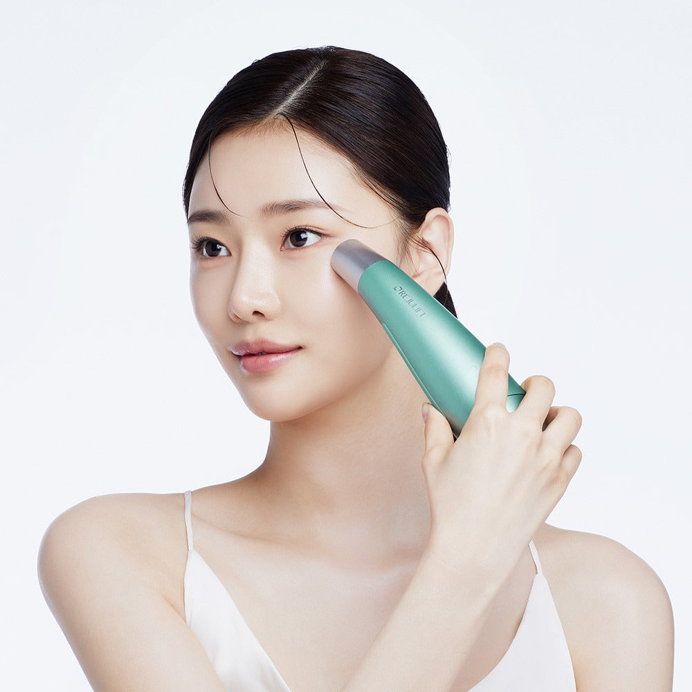 REJURAN Premium Beauty Device : appareil de soin cosmétique vert sur peau, femme en photo studio, marques et esthétique.