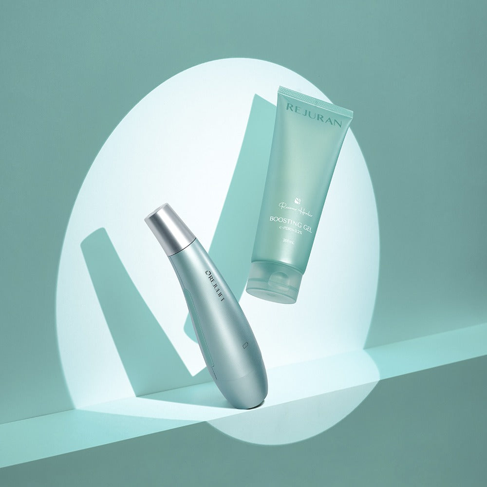 REJURAN Premium Beauty Device : appareil de beauté de la marque REJURAN sur fond turquoise, avec flacons cosmétiques