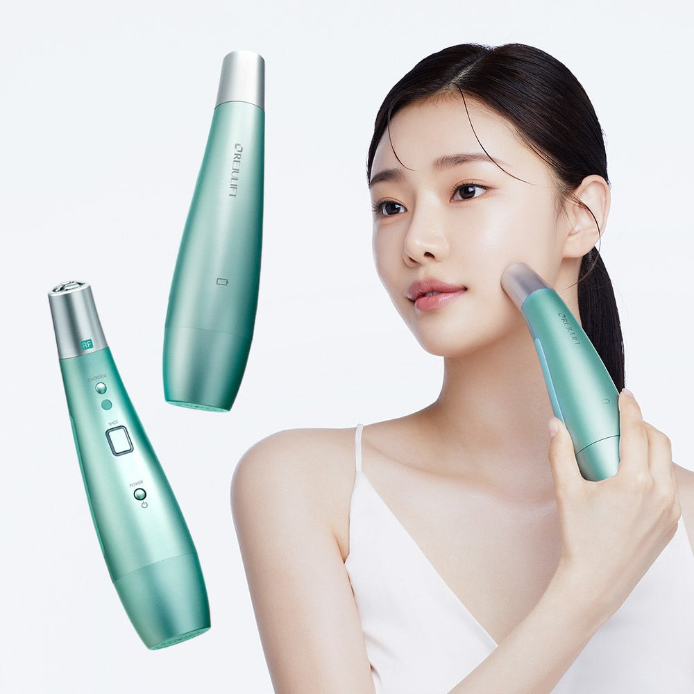 REJURAN Premium Beauty Device de la marque REJURAN, femme applique un soin visage avec l’appareil, fond clair