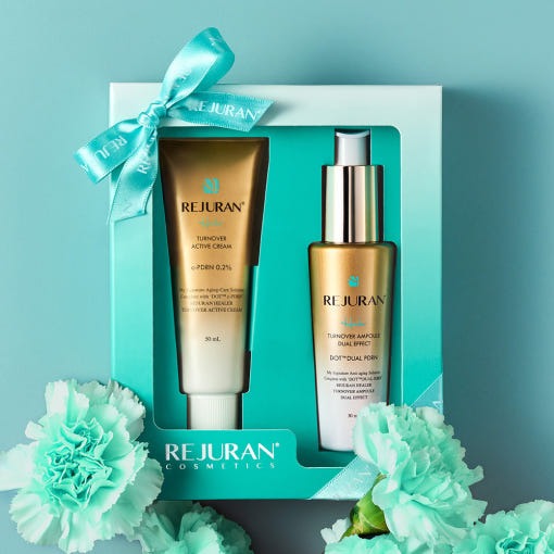 REJURAN Turn Over Set (Ampoule & Cream) de REJURAN, coffret cosmétique turquoise avec flacon et crème, décor floral.