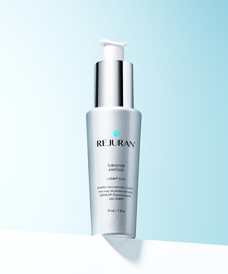 REJURAN Turnover Ampoule 30ml présenté sur fond bleu, produit pour le soin de la peau.
