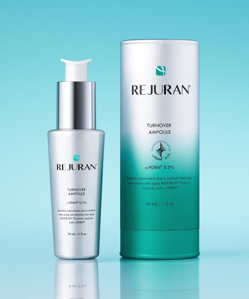 Image du produit REJURAN Turnover Ampoule 30ml montrant le flacon et l'emballage sur un fond bleu clair.