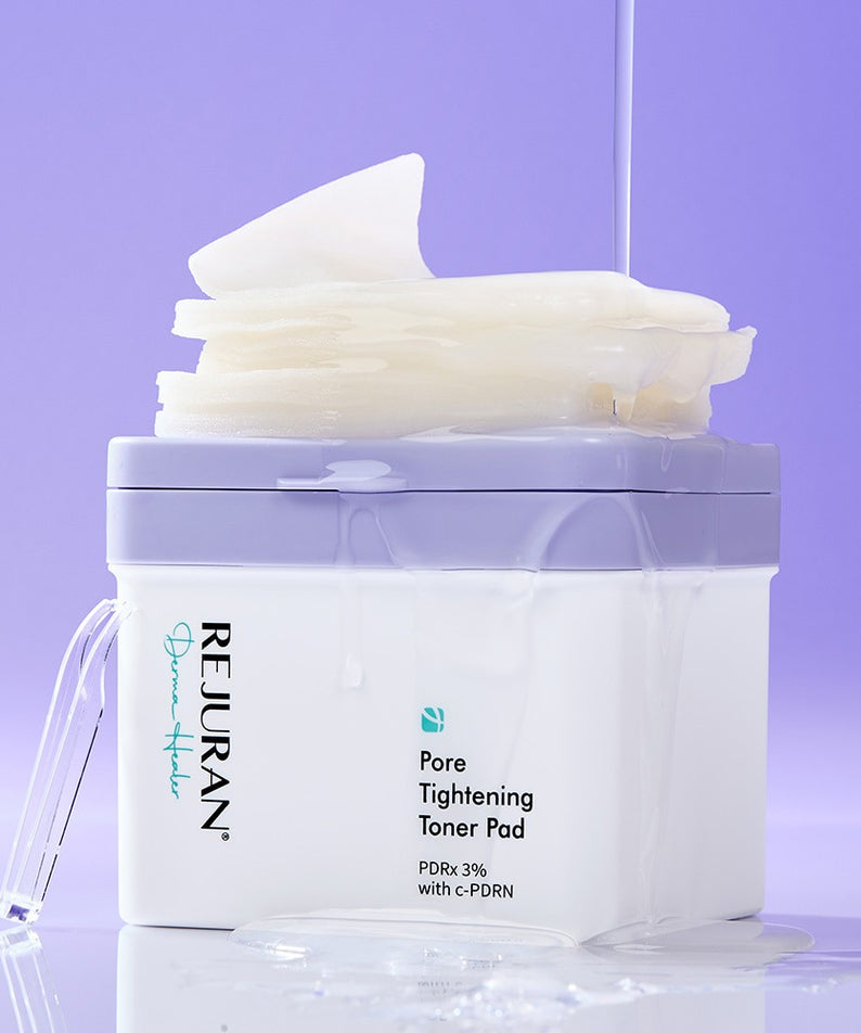 Produit de beauté REJURAN Derma Healer Pore Tightening Toner Pads 220ml 60 sheets avec liquide translucide, fond violet.
