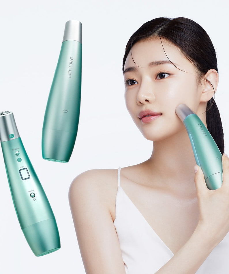 Femme utilisant le REJURAN Premium Beauty Device pour des soins de la peau de qualité supérieure.