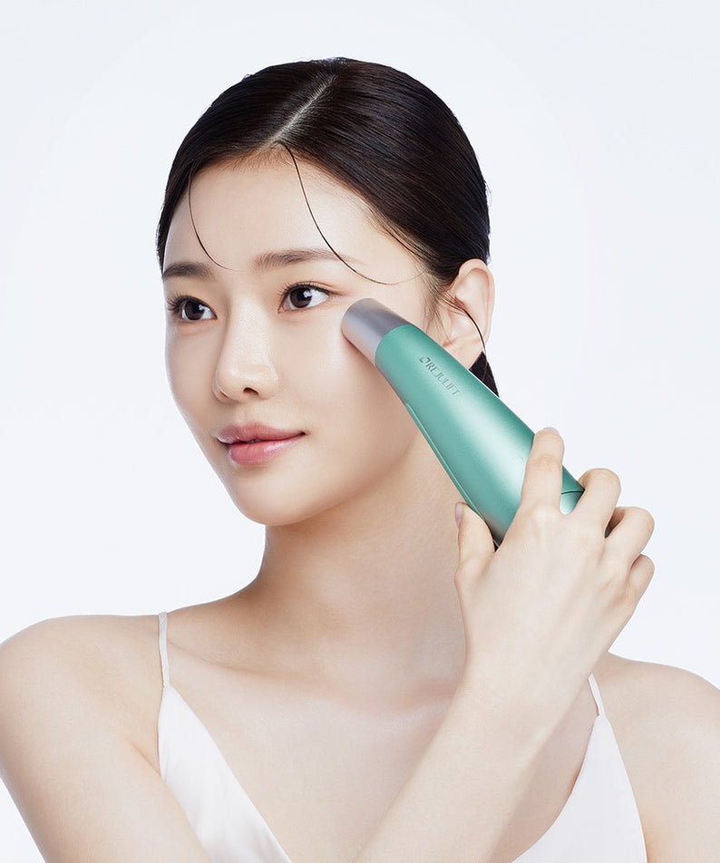 Femme utilisant le REJURAN Premium Beauty Device pour soin du visage.