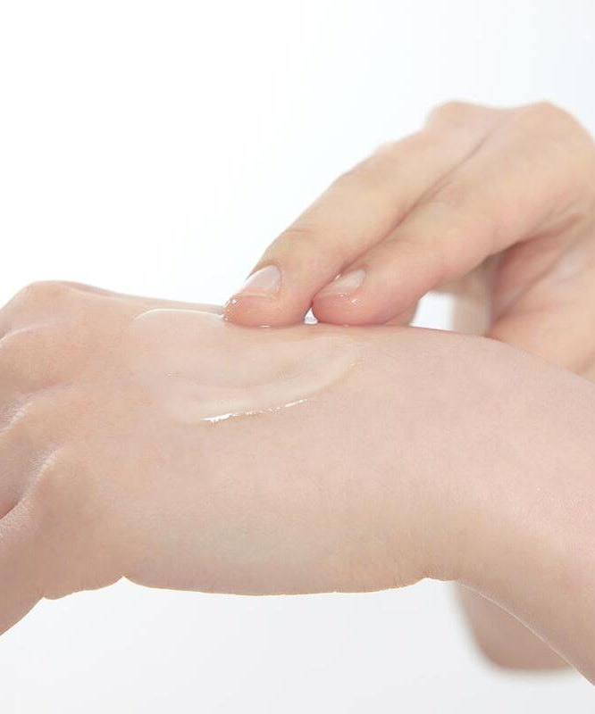 RETURNITY Yumu Pore Ampoule 40ml, marque RETURNITY, mains appliquant un sérum sur le visage, contexte soin beauté.