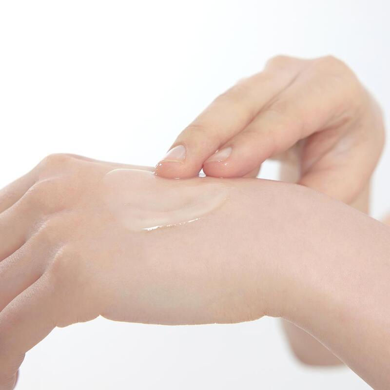 RETURNITY Yumu Pore Ampoule 40ml, marque RETURNITY, mains appliquant un sérum sur le visage, contexte soin beauté.