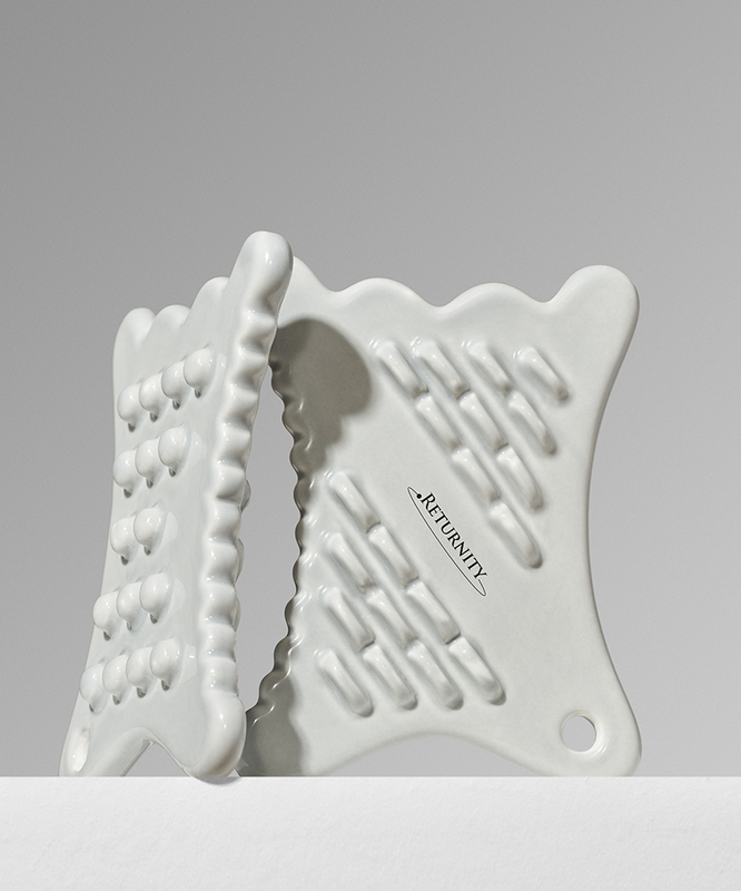 RETURNITY Guasha en céramique blanche avec texture innovante pour massage revitalisant.
