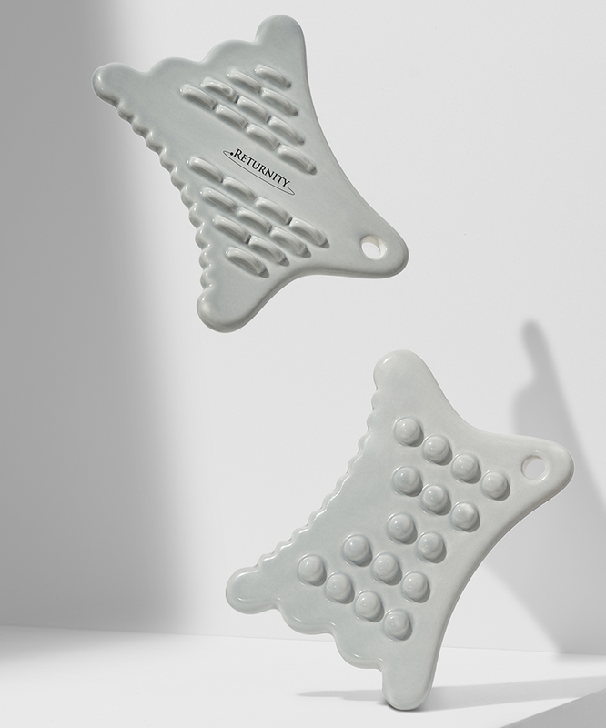 Outils RETURNITY Guasha en céramique avec surface texturée pour massage et soin de la peau. Accessoires bien-être efficaces.