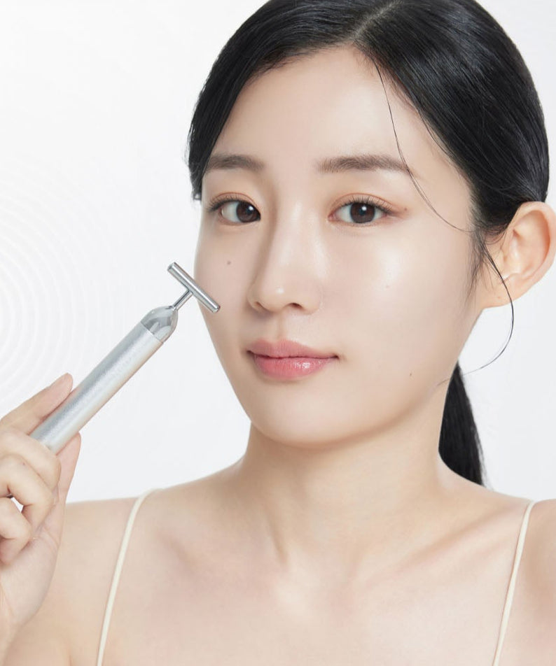 Femme utilisant le RETURNITY Massage Booster Specail Offer sur son visage, bien-être et relaxation.