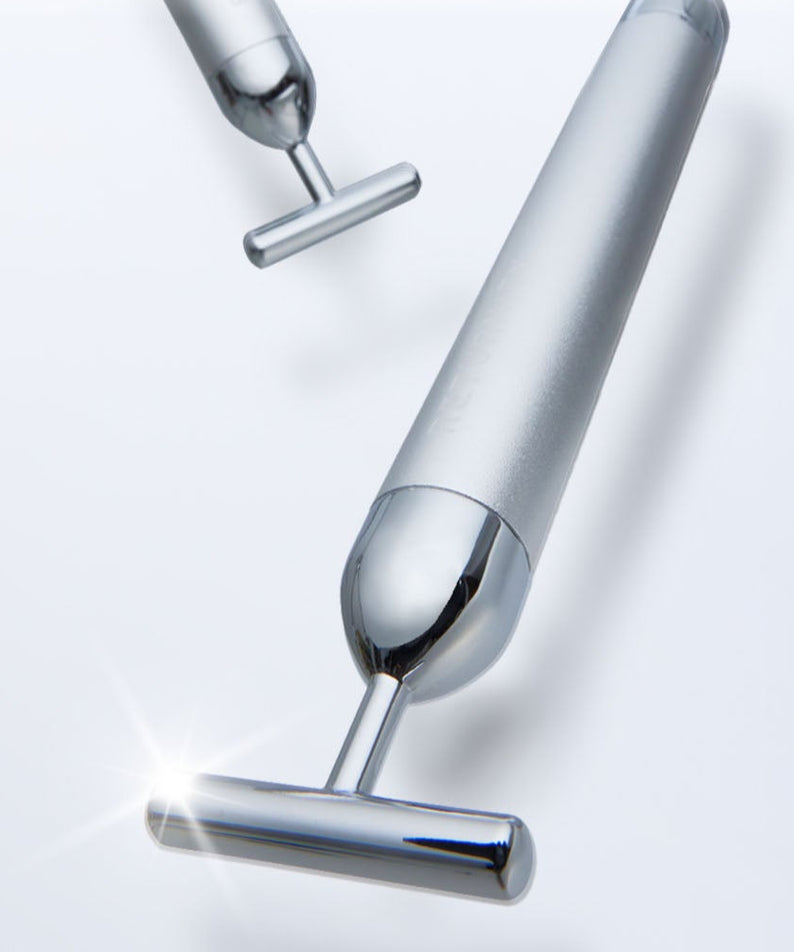 Appareil RETURNITY Massage Booster Specail Offer en gros plan, brille sur un fond blanc.