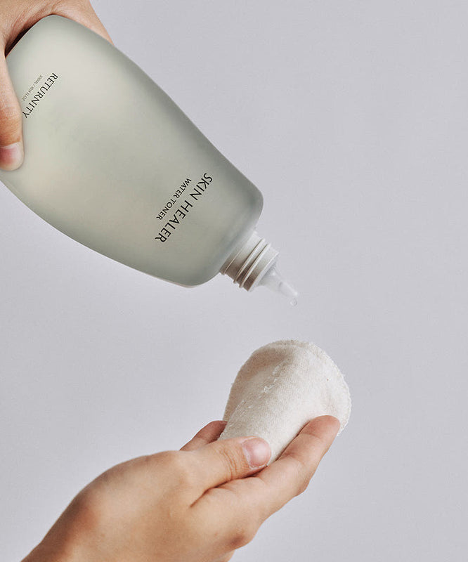 Utilisation de RETURNITY Skin Healer Water Toner 300ml sur une éponge pour le soin de la peau.
