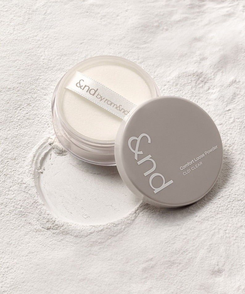 ROMAND  And by Romand Comfort Loose Powder, pot sur fond blanc et poudre, gros plan maquillage beauté