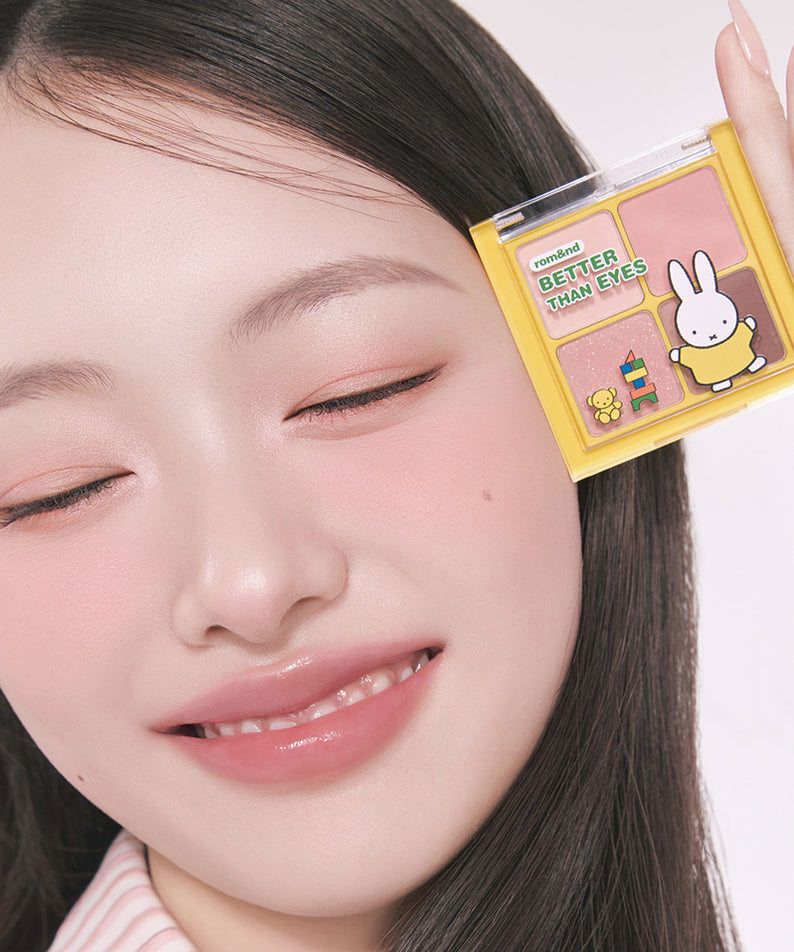 ROMAND  Better Than Eyes Special Set : étui maquillage contour des yeux sur le visage, main tenant la palette jaune.
