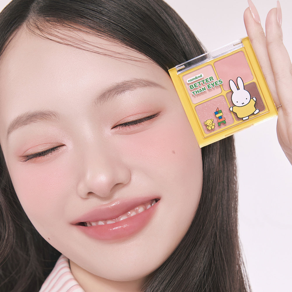 ROMAND  Better Than Eyes Special Set : étui maquillage contour des yeux sur le visage, main tenant la palette jaune.
