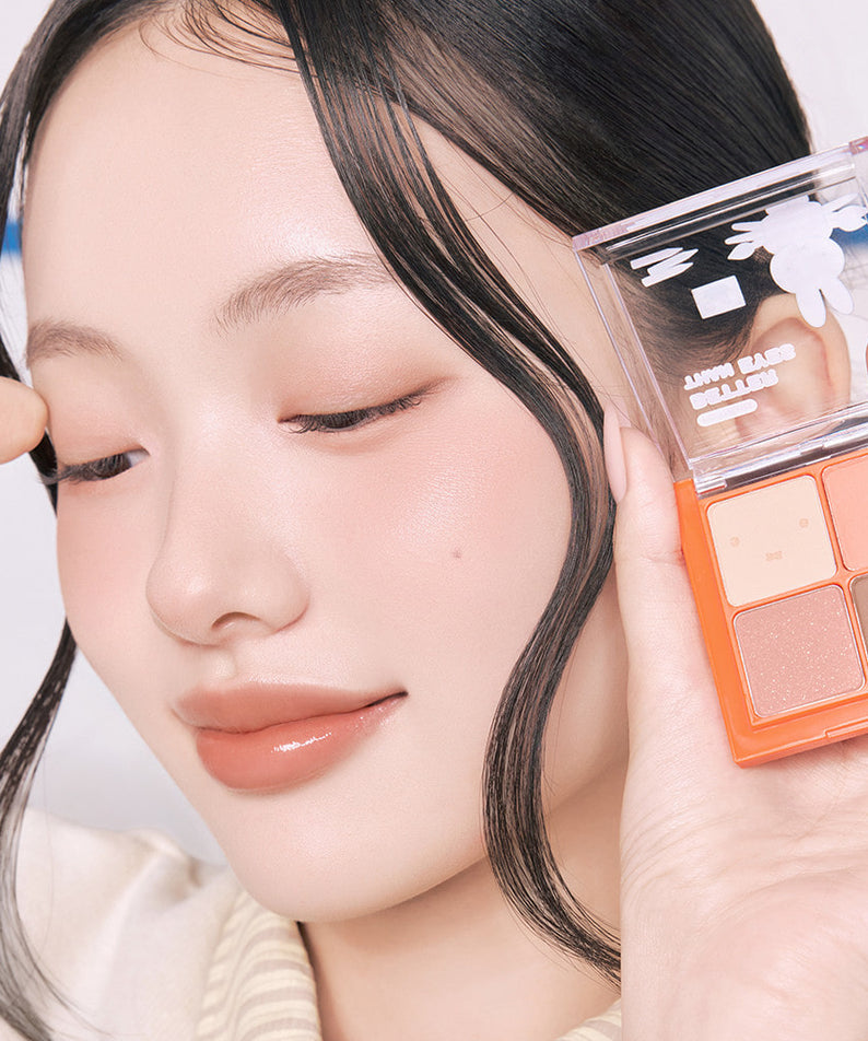 ROMAND  Better Than Eyes Special Set, femme en gros plan tenant la palette maquillage yeux sur fond clair.