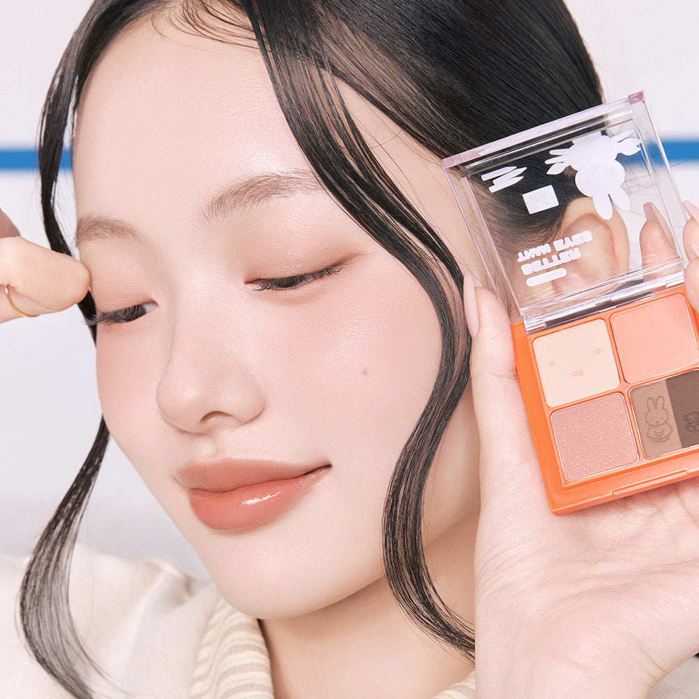 ROMAND  Better Than Eyes Special Set, femme en gros plan tenant la palette maquillage yeux sur fond clair.