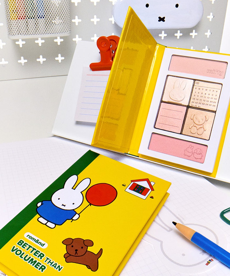 ROMAND  Better Than Volumer : palette de maquillage, packaging jaune sur bureau, décor mignon, marque ROMAND