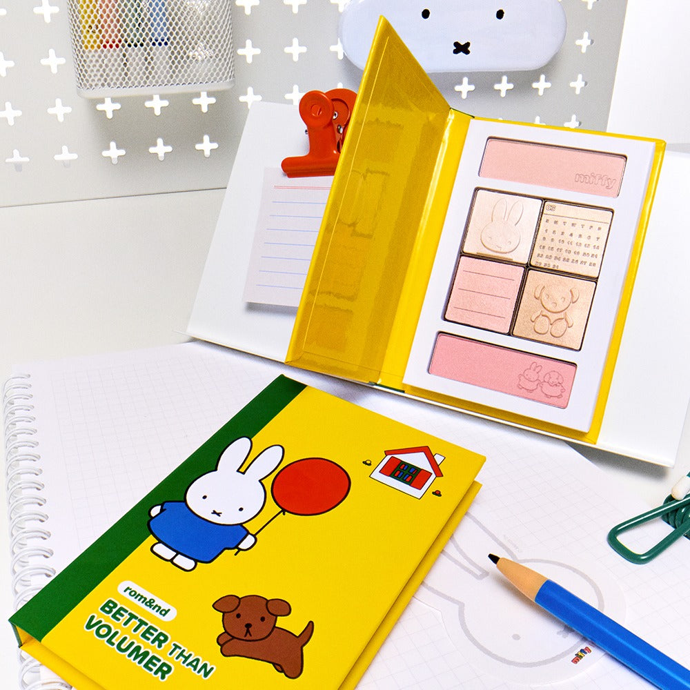 ROMAND  Better Than Volumer : palette de maquillage, packaging jaune sur bureau, décor mignon, marque ROMAND