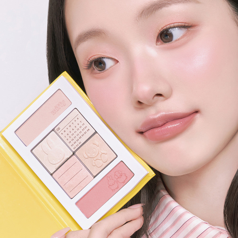 ROMAND  Better Than Volumer, palette maquillage près du visage, yeux maquillés, jeune femme, fond clair