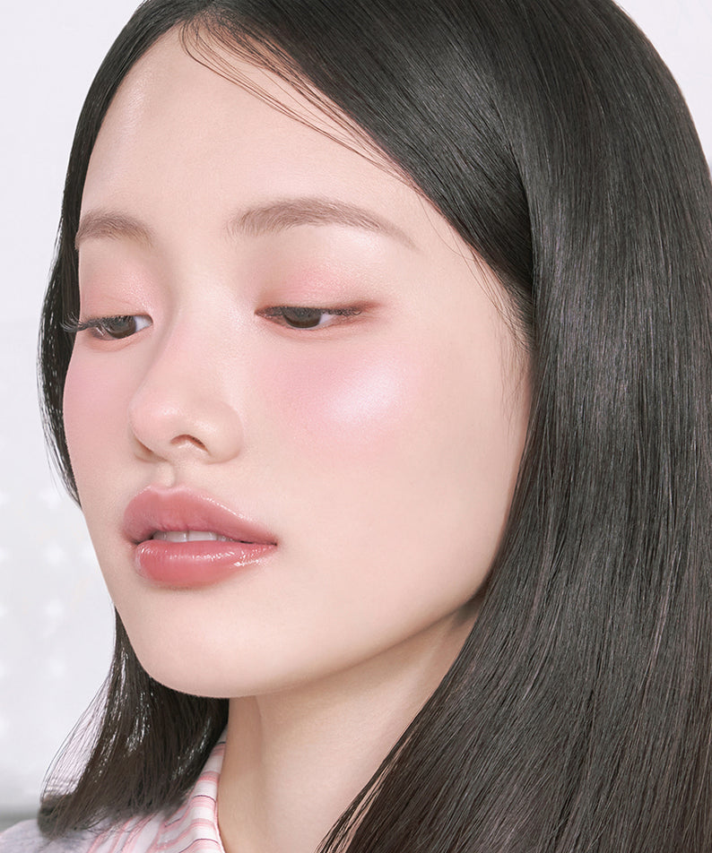 ROMAND  Better Than Volumer : maquillage sur une femme, produit de la marque, gros plan visage éclairé, fond clair