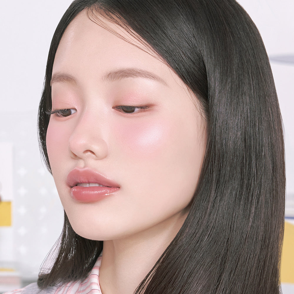ROMAND  Better Than Volumer : maquillage sur une femme, produit de la marque, gros plan visage éclairé, fond clair