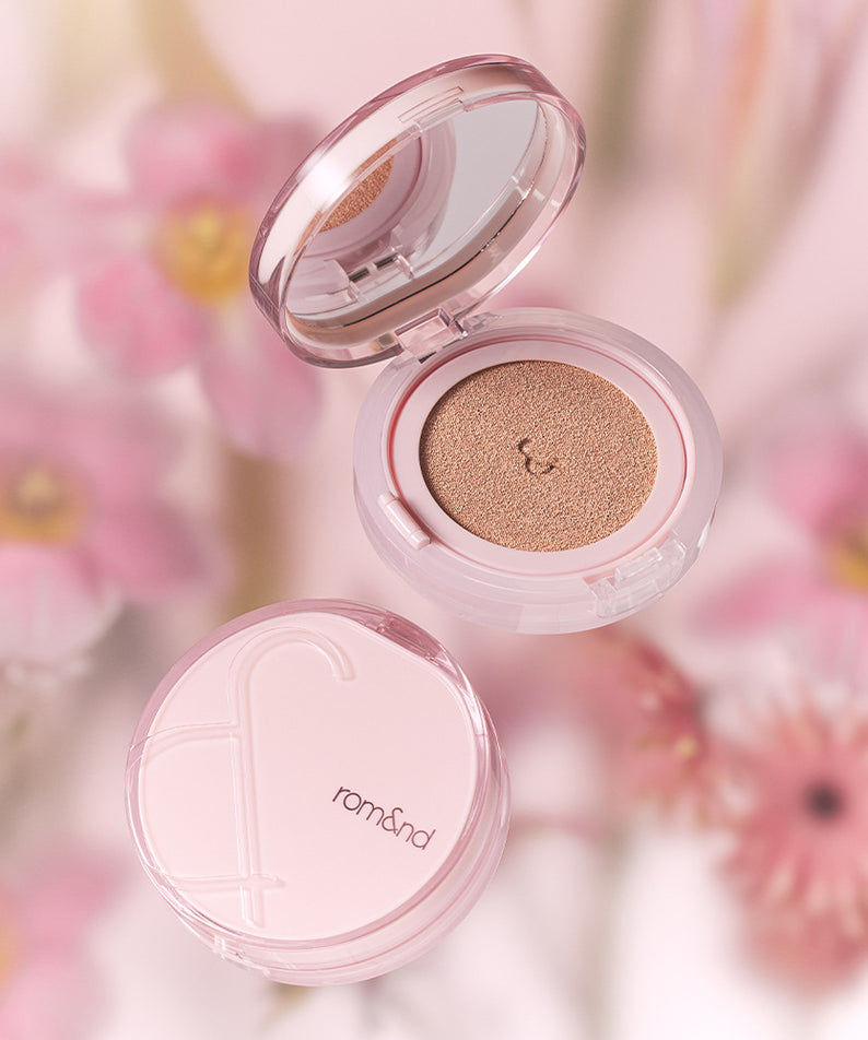 ROMAND Bloom in Coverfit Cushion avec emballage rose élégant et fond floral.