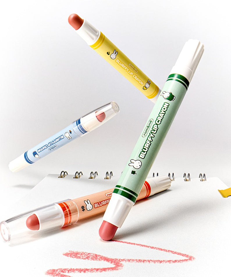 ROMAND  Blurpy Lip Crayon de la marque ROMAND sur fond blanc, crayons et swatch couleur lèvres, flacons visibles.