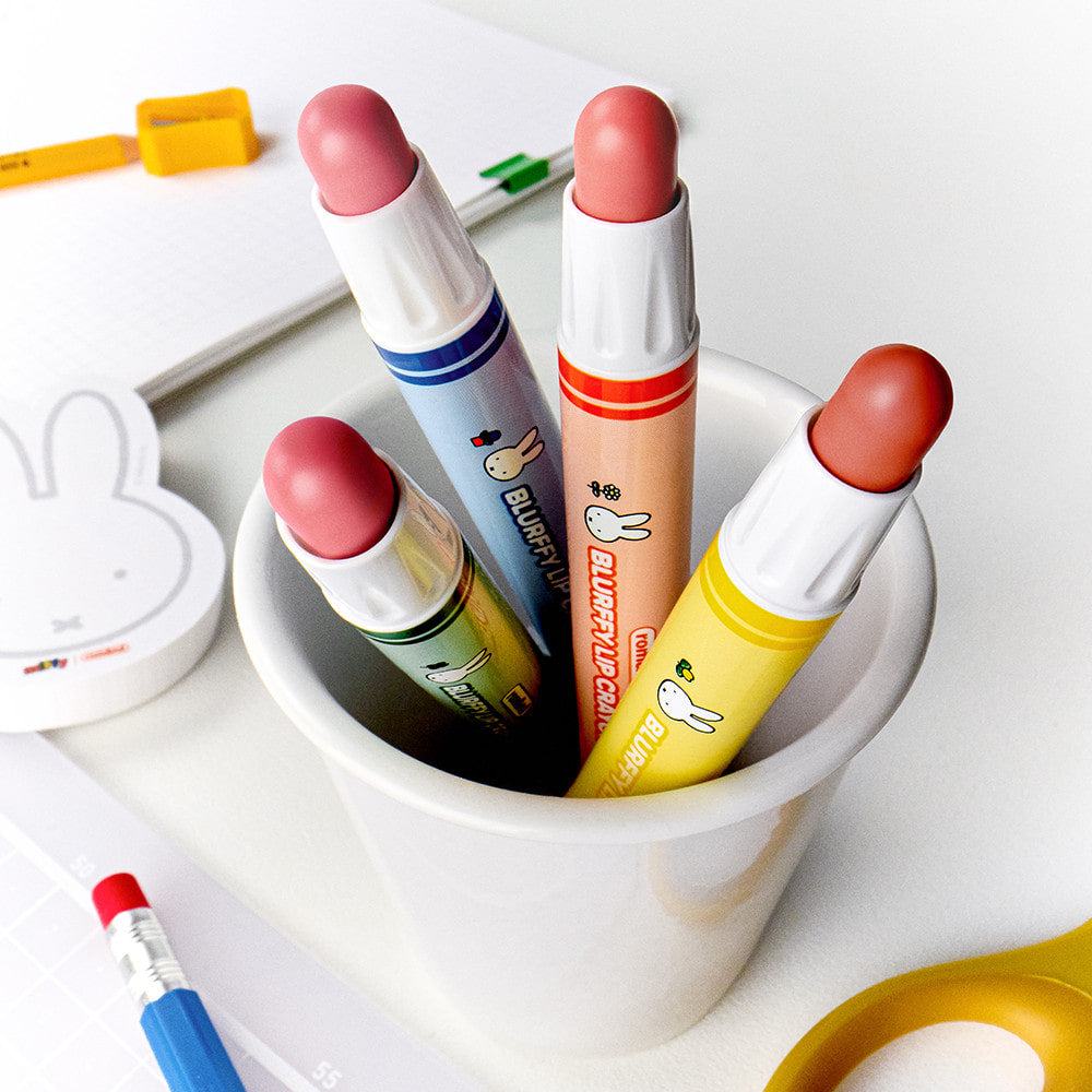 ROMAND  Blurpy Lip Crayon, crayons à lèvres de la marque ROMAND sur un plateau blanc, teintes nude et rosées.