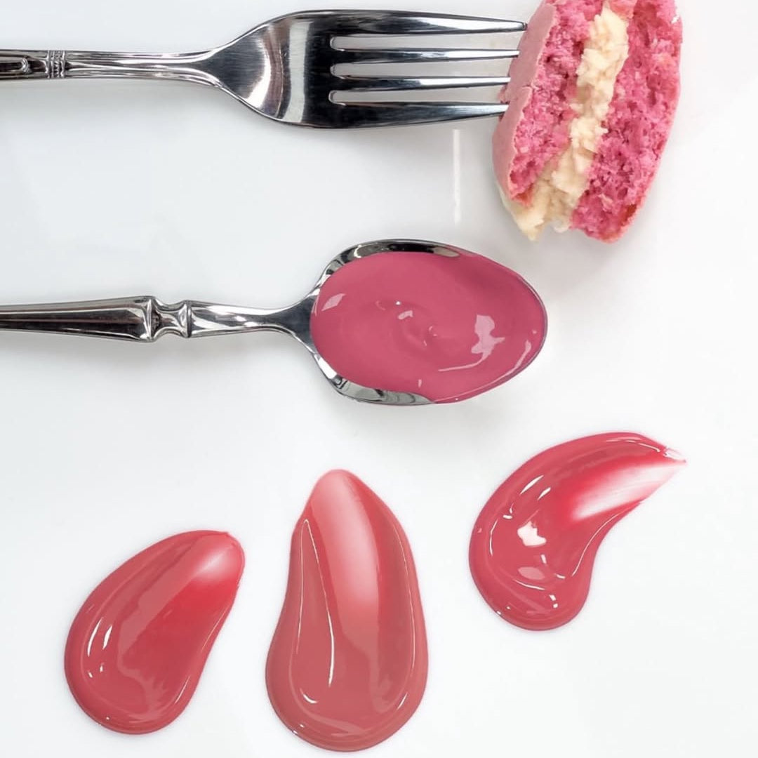 ROMAND  Glassy Bomb Tint : teintes roses brillantes sur spatules, en contexte beauté, fond blanc, marque ROMAND.