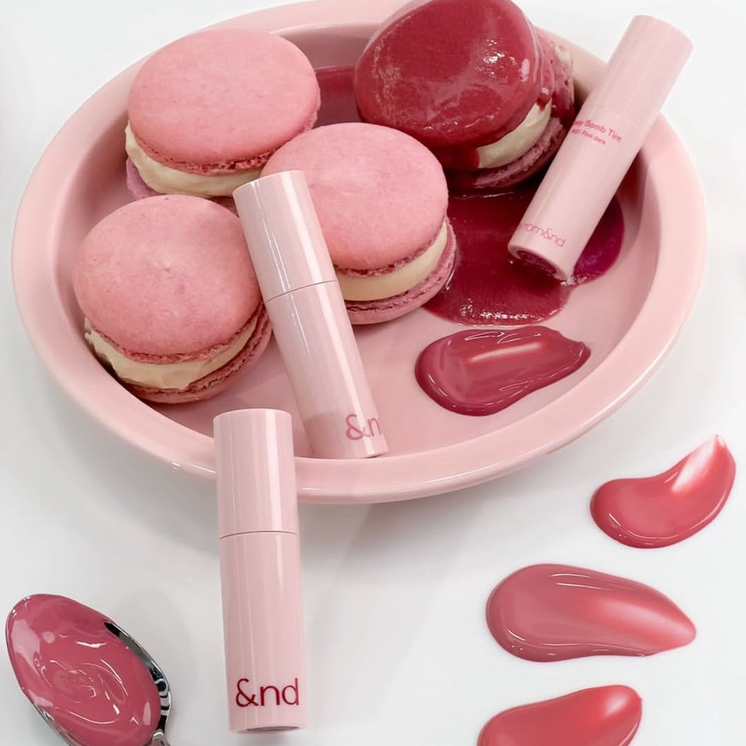 ROMAND  Glassy Bomb Tint, visuel maquillage avec lèvres/teintes rose, produit de marque ROMAND sur fond blanc.