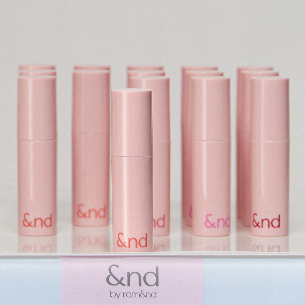 ROMAND  Glassy Bomb Tint de &nd par romanda, présentation maquillage rose en tubes alignés sur fond clair