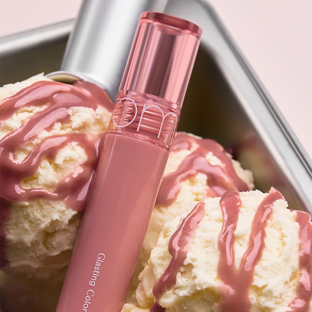 ROMAND Glasting Color Gloss #CreamNude, tube en rose nude sur cupcakes, ambiance maquillage gourmande, photo produit Romand