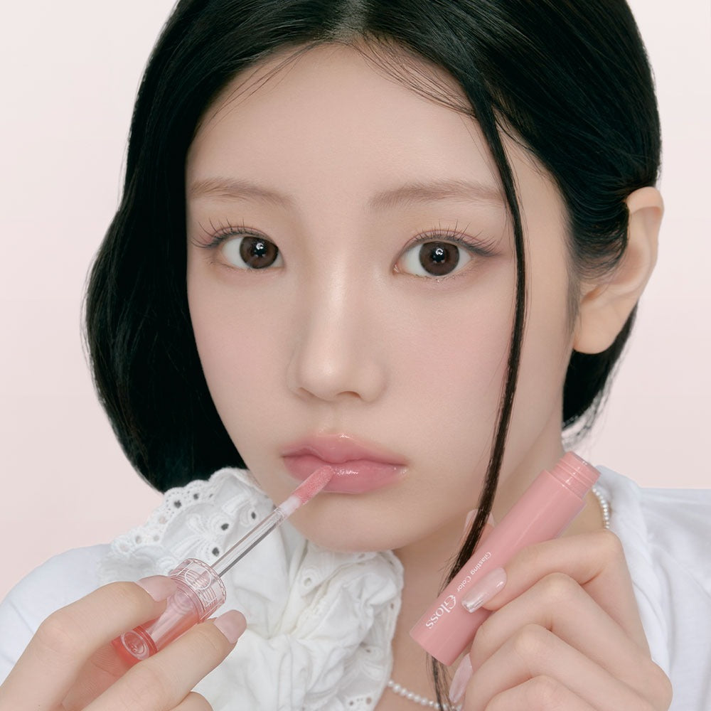 ROMAND Glasting Color Gloss #CreamNude de la marque ROMAND, présenté sur un visage maquillé, rendu effet brillant crème nude.