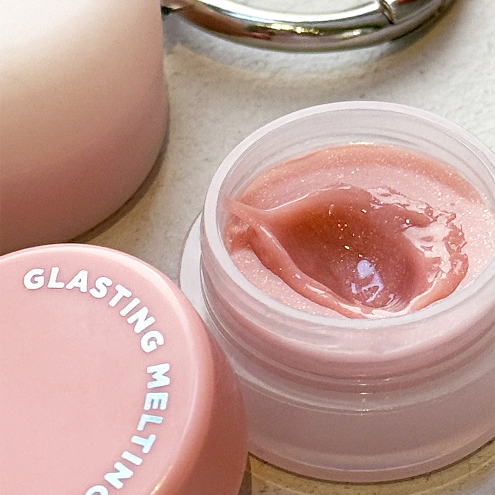 ROMAND Glasting Melting Pot de la marque ROMAND, pot ouvert avec texture rose, contexte visuel soin cosmétique