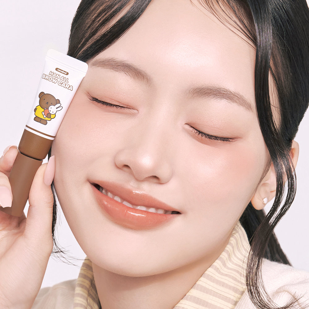 ROMAND  Hanol Brow Cara 2 colors, maquillage sourcils sur visage, femme tenant le produit en studio fond clair