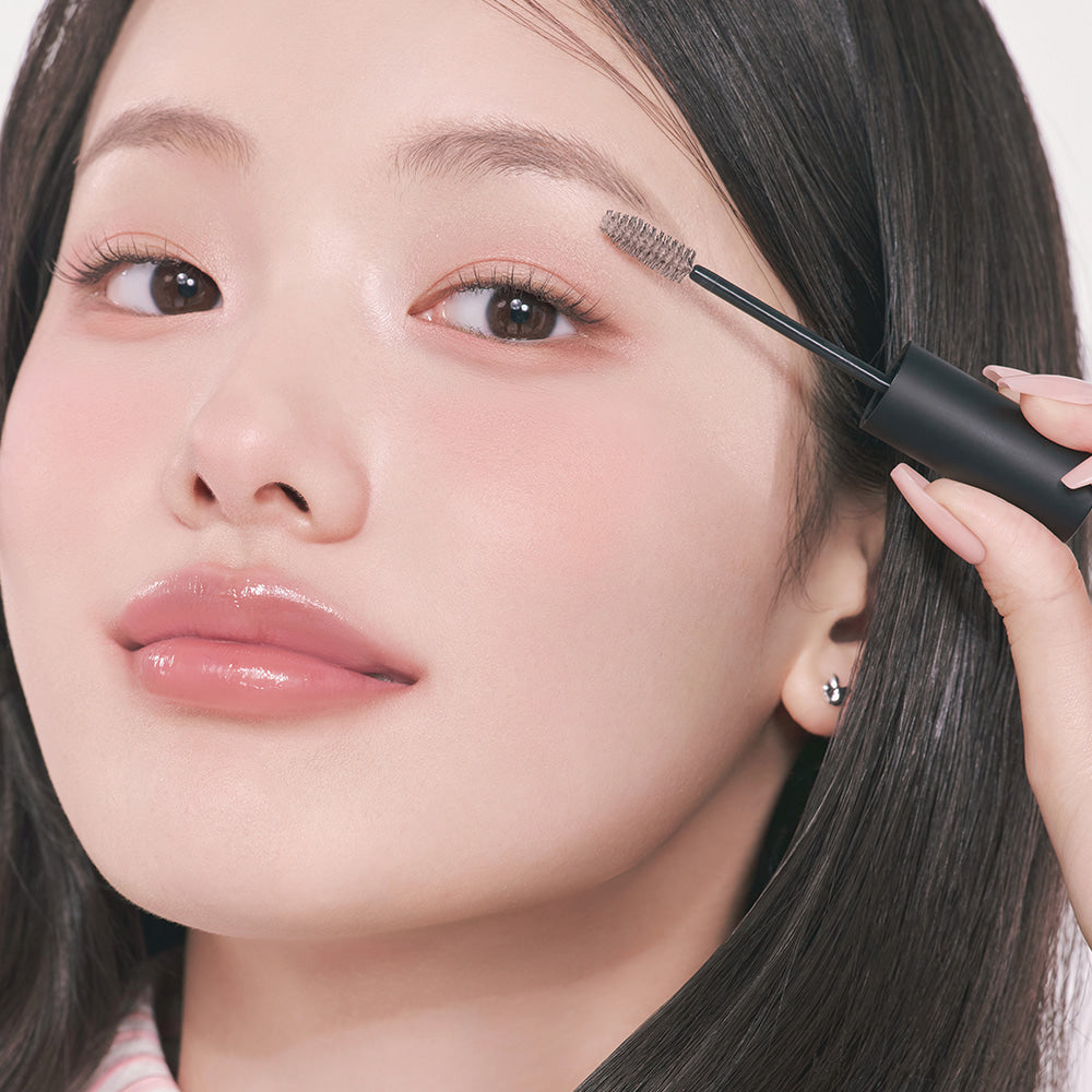 ROMAND  Hanol Brow Cara 2 colors : application sur sourcils, gros plan, maquillage féminin, produit de la marque ROMAND.