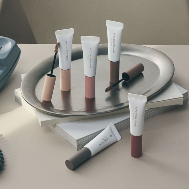ROMAND  Hanol Brow Cara Single Item : tubes de maquillage pour sourcils sur plateau, marque ROMAND en contexte visuel