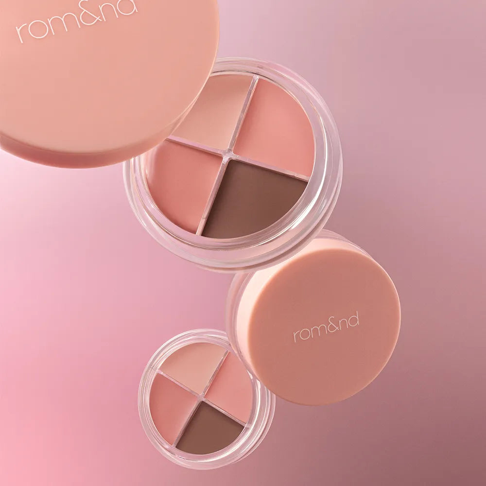 ROMAND  Hanol iPod Liner de la marque ROMAND, maquillage en étui transparent sur fond rose, trois compartiments visibles