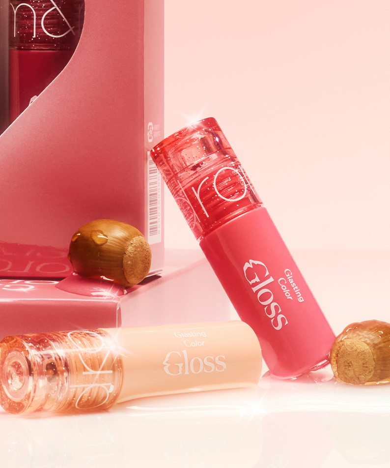 ROMAND MINI Glasting Color Gloss de la marque ROMAND, tube rouge glossy sur fond rose, éclats et noisettes en décor