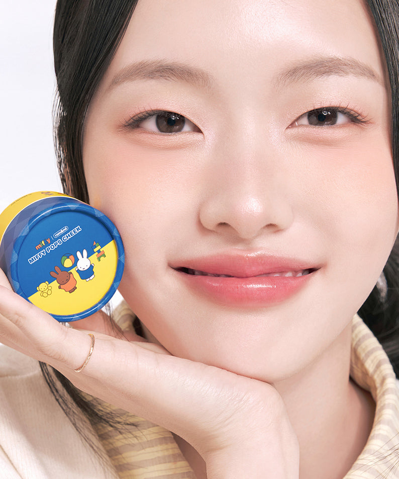 Portrait maquillage: ROMAND  Miffy Pops Cheek de la marque ROMAND, pot bleu avec Miffy, sur visage lumineux
