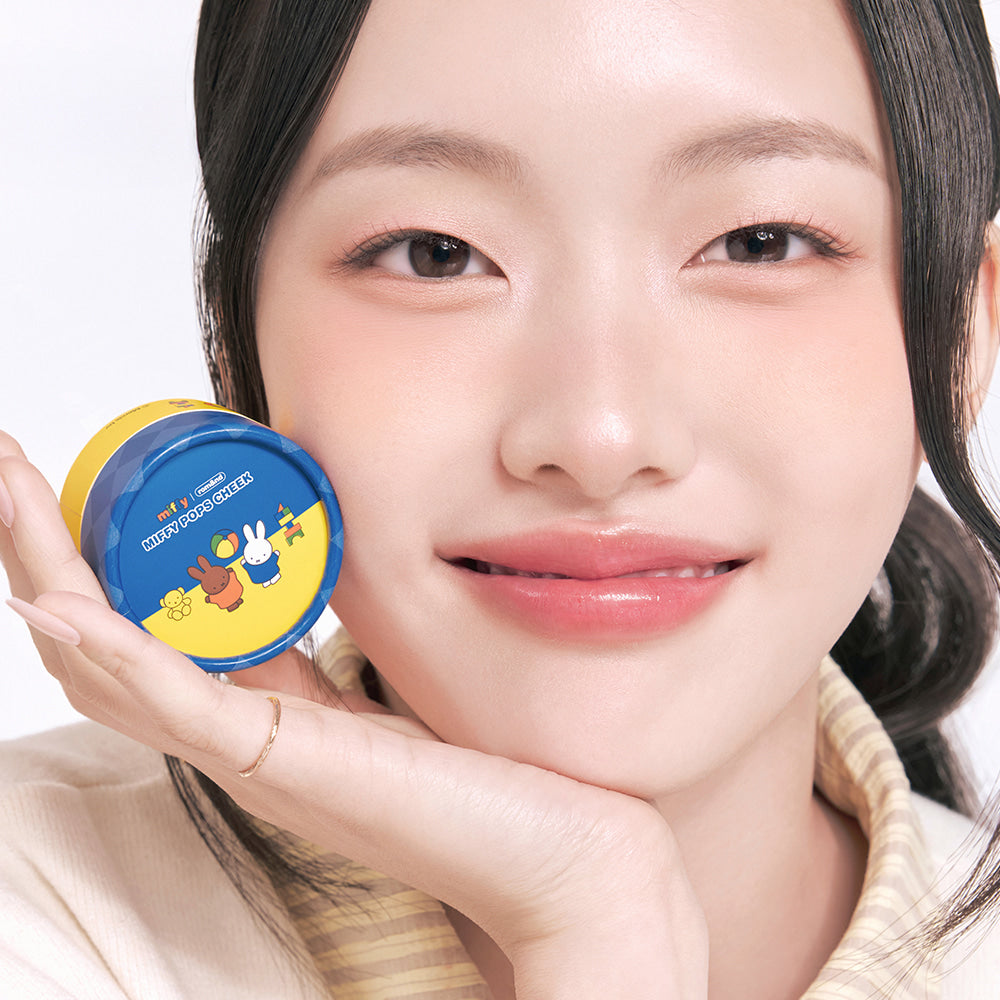 Portrait maquillage: ROMAND  Miffy Pops Cheek de la marque ROMAND, pot bleu avec Miffy, sur visage lumineux