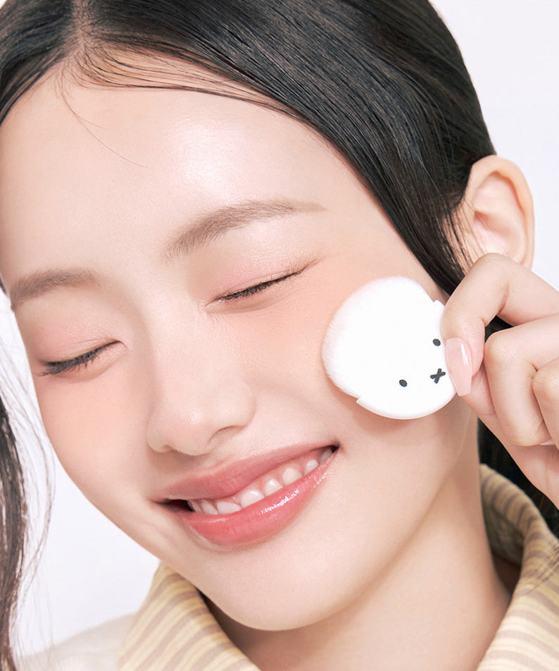 ROMAND  Miffy Pops Cheek de la marque, maquillage visage avec éponge en forme de Miffy sur peau lumineuse.