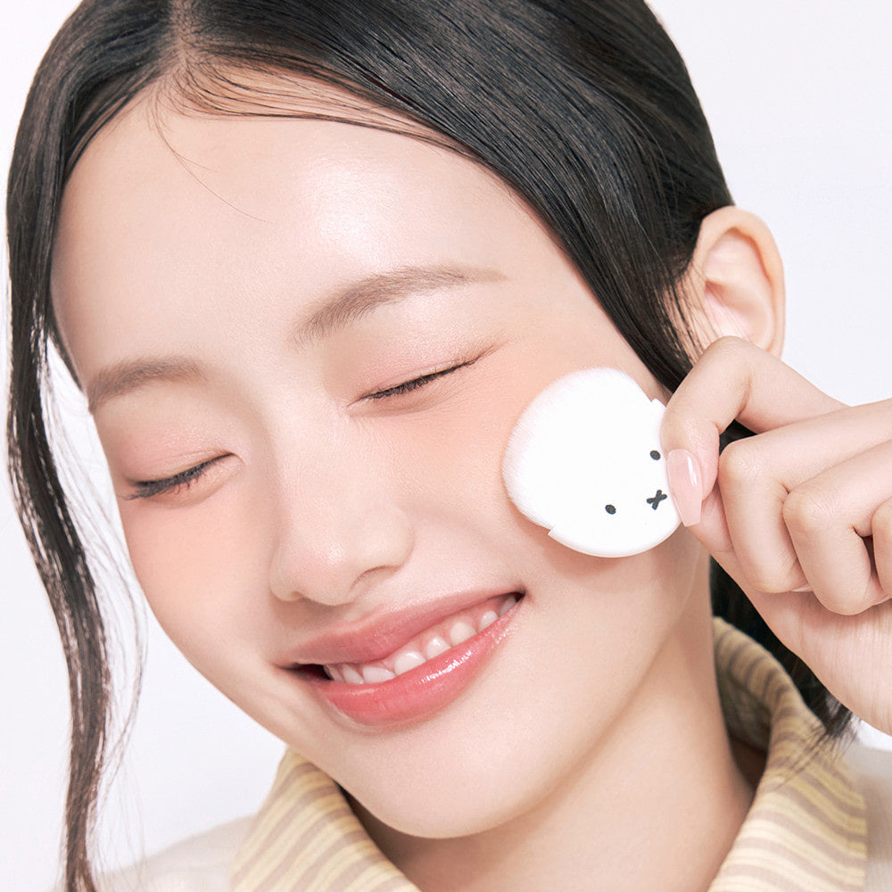 ROMAND  Miffy Pops Cheek de la marque, maquillage visage avec éponge en forme de Miffy sur peau lumineuse.