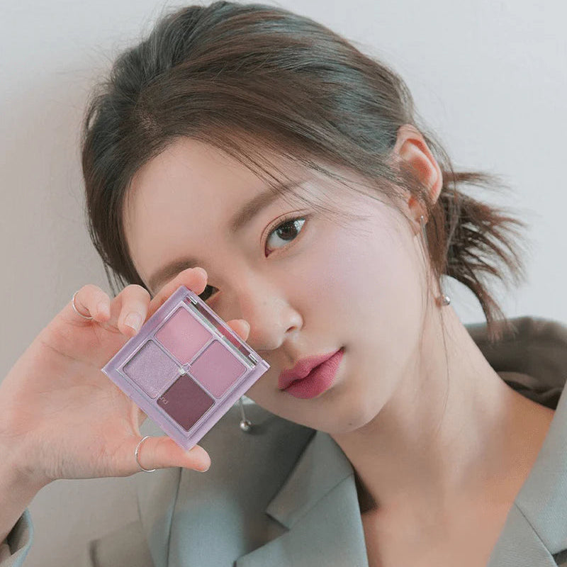 ROMAND  Romand Better Than Eyes, palette maquillage yeux tenue par une femme, fond clair, ambiance beauté