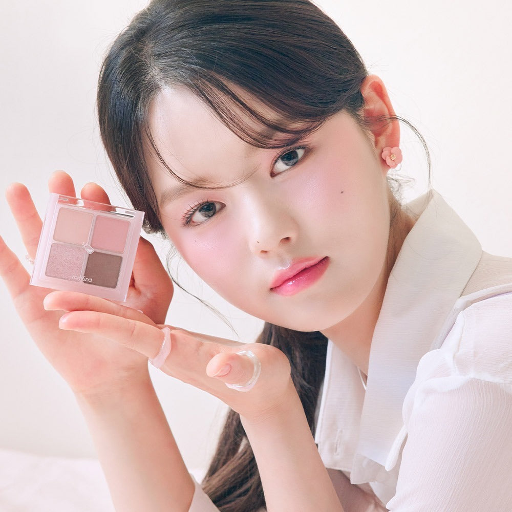Photo beauté : ROMAND  Romand Better Than Eyes, la marque, maquillage yeux, femme tenant un coffret sur fond clair.